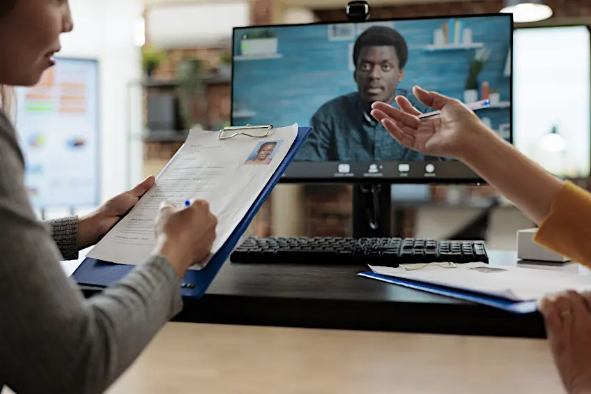 Comité de sélection discutant du CV de l'artiste