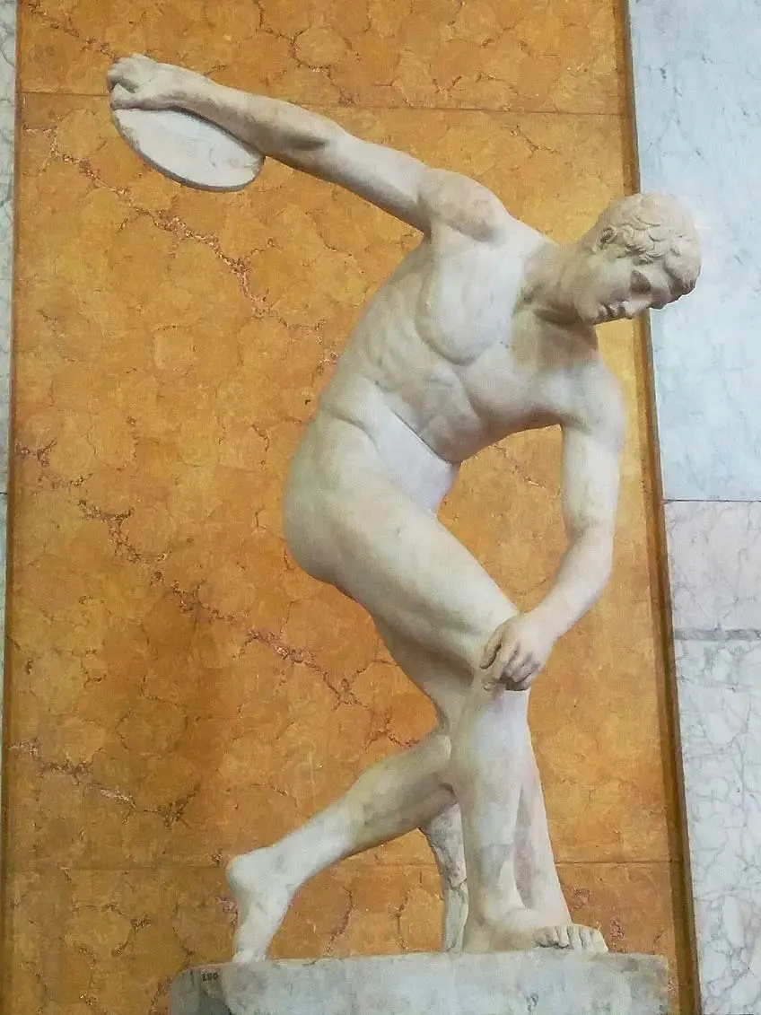 Statue de lanceur de disque dans l'art grec