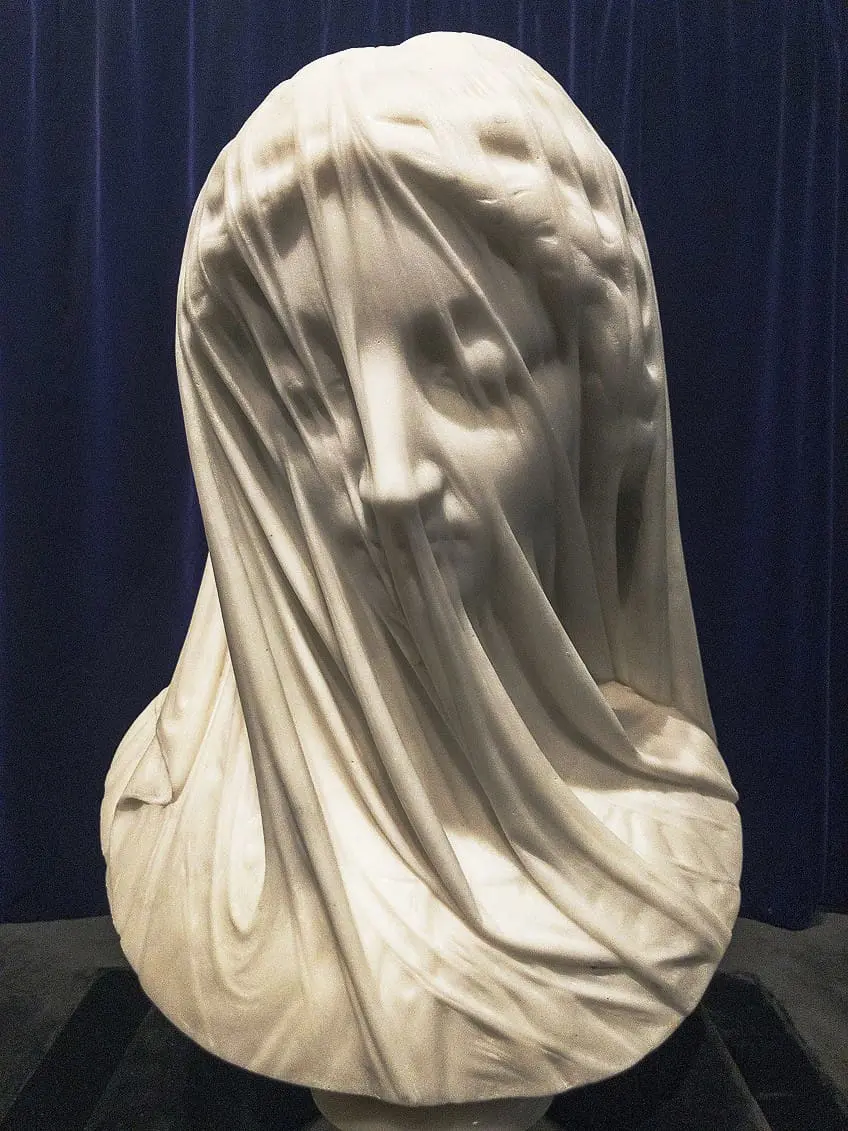 Statue en marbre avec voile