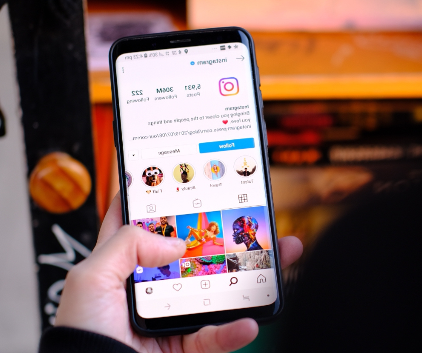 La Touche d&rsquo;Humour sur Instagram : Comment les Artistes Peintres Assaisonnent leurs Notes avec Drôlerie