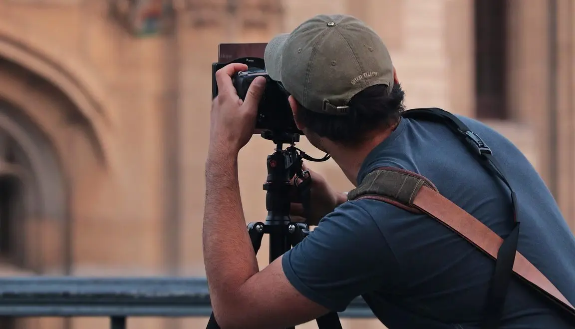 Prise de Vue Artistique: Capturer l&rsquo;Essence de l&rsquo;Éveil à travers la Peinture