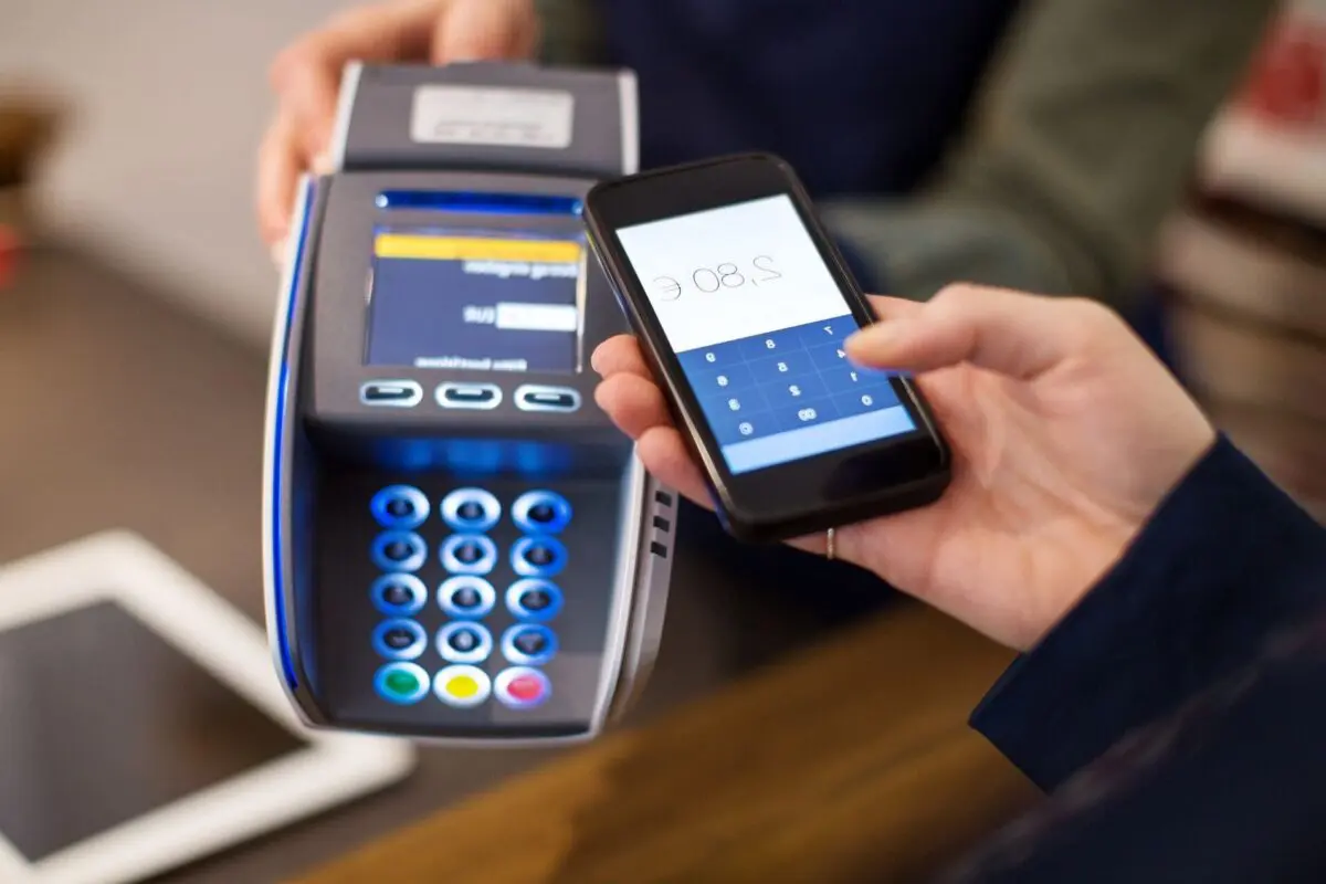 Comment transformer votre smartphone en badge NFC pour les artistes : Une révolution technologique au service de la peinture