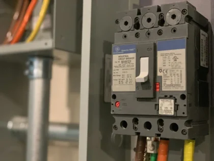 Interrupteur différentiel de type A et de type AC côte à côte dans un tableau électrique