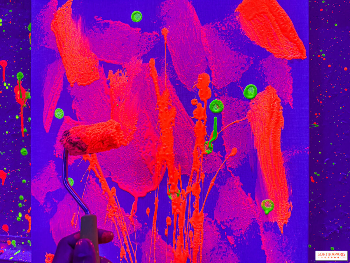 Peintre projetant de la peinture sur une grande toile posée au sol dans un atelier, illustration de l'action painting