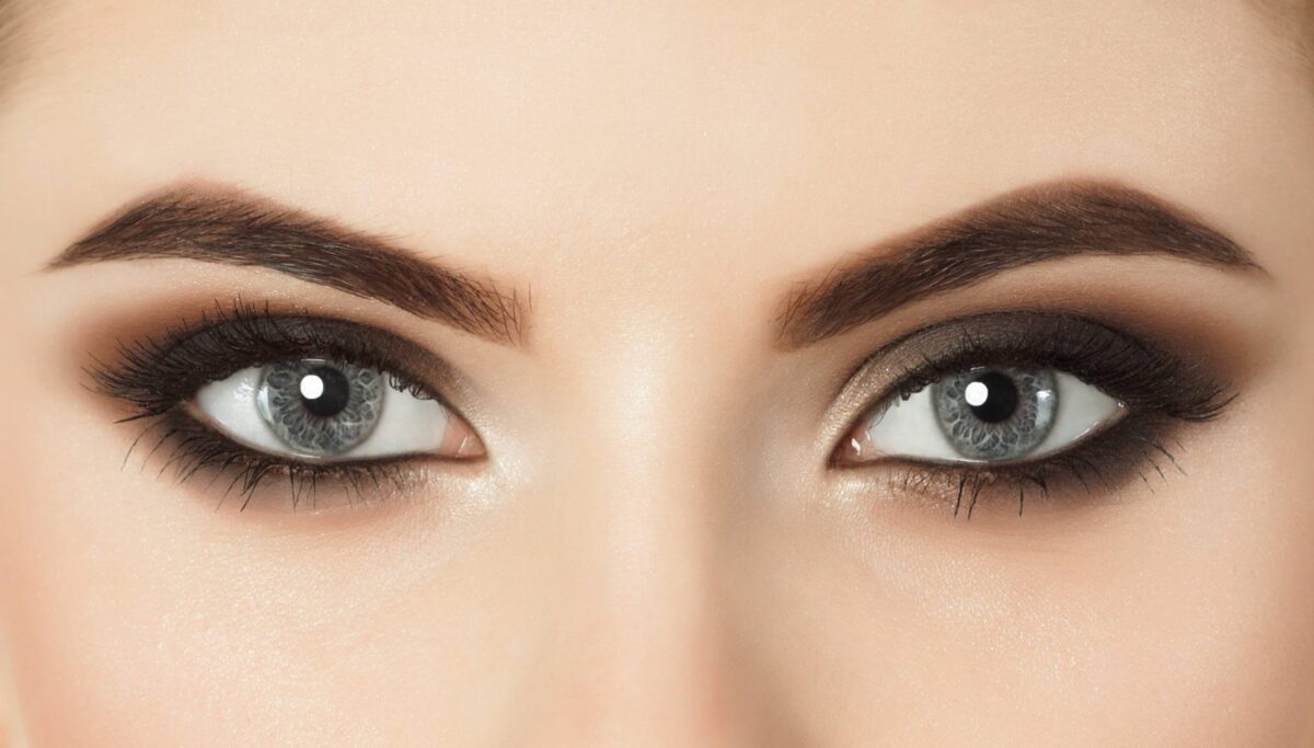 Esthéticienne réalisant un soin du visage dans une cabine d'institut de beauté