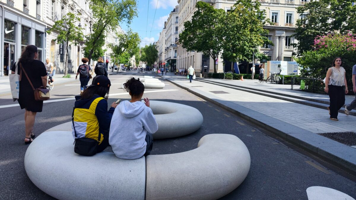 Artisan du bâtiment sur un chantier de rénovation à Lyon avec ses outils