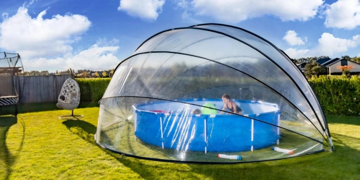 Abri de piscine bas en bois fabriqué maison et posé sur la margelle