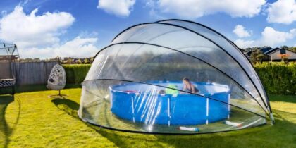 Abri de piscine bas en bois fabriqué maison et posé sur la margelle