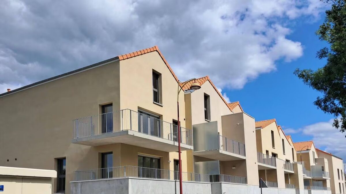 Immeuble de logements sociaux avec balcons et façade claire en ville